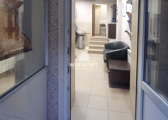 Особенностью его расположения является близость остановок общественного транспорта (Проспект Победы, Фучика, Глушко, Бигичева, Магистральная, Файзи, Сахарова), что формирует высокий пешеходный и автомобильный трафик, благоустроенная территория, а также удобные подъездные пути.