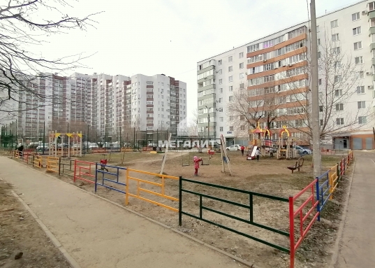 Прямо во дворе детский сад №394, рядом детский сад № 402 Солнышко, на ул. Ломжинская №399 Тургай, на ул. Ю.