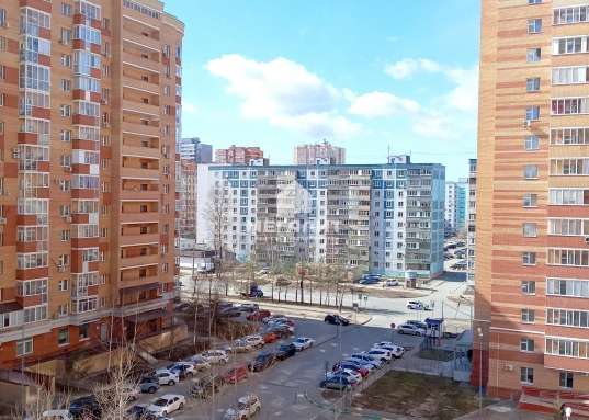 Вместительная система хранения. <br /><br /><strong>Вся мебель и техника для комфортного проживания в квартире есть.</strong><br /><br />- холодильник<br />- обеденный стол и стулья<br />- кухонный гарнитур<br />- в гостиной диван<br />- стиральная машина<br />- большой шкаф-купе<br /><br />Дом находится на пересечении улиц между улицами проспект Ямашева и Чистопольская.<br />В шаговой доступности остановка наземного транспорта, а также остановка трамвая.<br />Множество детских садов и школ:<br />- ​Детский сад «Умка» №85 комбинированного вида по адресу Четаева, д.13А<br />- ​Детский сад №19 комбинированного вида с татарским языком изучением и воспитания по адресу Адоратского, д.10А<br />- Детский сад №145 комбинированного вида  по адресу Мусина, д.50А и многие др.<br />- Лицей №23 по адресу Академика Лаврентьева, д.6А<br />- Средняя общеобразовательная школа №143 по адресу Четаева, д.1<br />- Адымнар по адресу Абдуллы Бичурина, д22 <br />- Лицей № 177<br /><br />     Дом расположен в районе с развитой инфраструктурой.