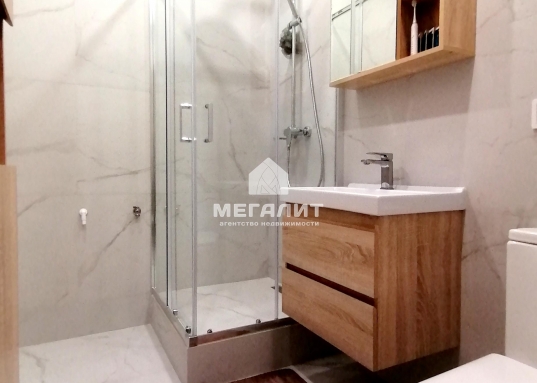 Полы- ламинат, натяжной потолок с точечными светильниками и абажурами, санузел в кафеле, установлена душевая кабина.