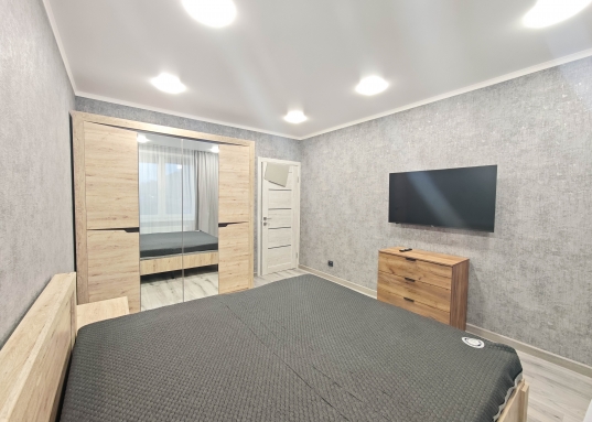 Окна выходят во двор и улицу.<br />В квартире есть все необходимое для проживания:<br />- в спальне: двуспальная кровать, телевизор, кондиционер, шкаф, 2 прикроватные тумбы, комод.<br />- в зале: диван, телевизор, кондиционер.<br />- на кухне: встроенная техника (холодильник, посудомоечная машина, духовой шкаф, микроволновка, эл.