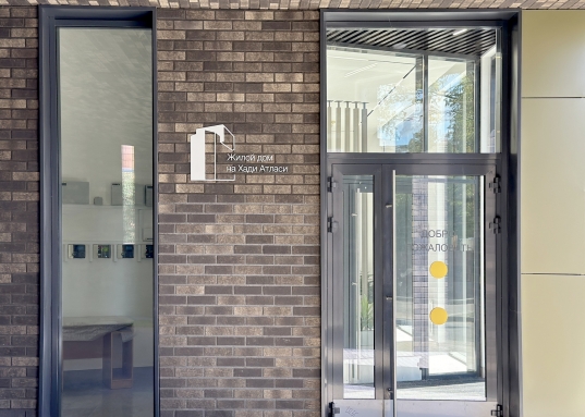 В квартире <strong>много естественного света</strong>, что стимулирует творческое начало и стремление к познанию и росту.<br /><br />Красивое <strong>дизайнерское лобби</strong> в природных оттенках встречает жителей дома <strong>зоной отдыха</strong>.