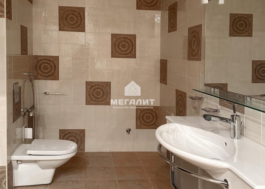 Это не просто жильё, а заявление о статусе: дом расположен в шаговой доступности от здания Госсовета РТ и Кабинета Министров.</p><h4>Ключевые характеристики</h4><ul><li><p><strong>Площадь:</strong> 153.3 м².</p></li><li><p><strong>Этаж:</strong> 4‑й.</p></li><li><p><strong>Год постройки дома:</strong> 2004.</p></li><li><p><strong>Высота потолков:</strong> 3 метра.</p></li><li><p><strong>Особенности планировки: </strong>просторная кухня, столовая-гостиная с французским балконом, рабочий кабинет с панорамными окнами, мастер-спальня с собственным санузлом, гардеробной и лоджией, гостевой санузел при входе.</p></li><li><p><strong>Камерность:</strong> всего 2 квартиры на лестничной площадке — гарантия приватности и спокойствия.</p></li><li><p><strong>Стоимость:</strong> 63 млн рублей (включая парковочное место в подземном паркинге).</p></li></ul><h4>Безупречная отделка и премиальная мебель</h4><p>Квартира ждёт своих хозяев: ремонт выполнен в 2009 году, в ней <strong>никто не жил</strong>.