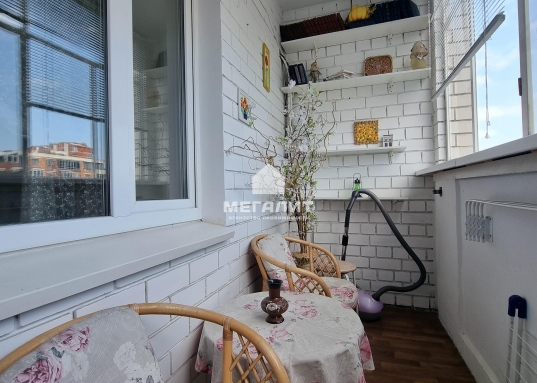 Свое парковочное место уже входит в стоимость аренды, шлагбаум.<br /><br />МЫ ПРОВЕРИЛИ КВАРТИРУ ,ЧТО В НЕЙ ВСЁ ХОРОШО,СОБСТВЕННИК НАДЁЖНЫЙ.<br /><br />ФОТОГРАФИИ НАСТОЯЩИЕ- МЫ ИХ СДЕЛАЛИ САМИ.<br /><br />Новая квартира улучшенной планировки, техника вся имеется (два телевизора, холодильник, стиральная машина, бойлер, кондиционер, велотренажер, камин).<br /><br />В шаговой доступности продуктовые магазины, поликлиника, аптеки, садик, престижная школа "Адымнар", парк "Стамбул", река Казанка и иные объекты инфраструктуры.