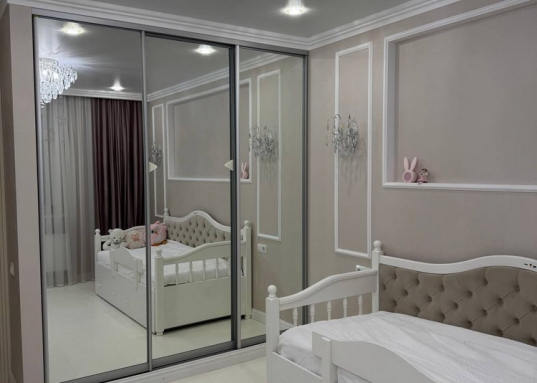 "Победа" - это жилой комплекс, имеющий необходимые условия для комфортной жизни семей с детьми: оборудованные игровые и спортивные площадки, магазины, аптеки, кафе, торговые центры в шаговой доступности, новые детские сады  и школы.