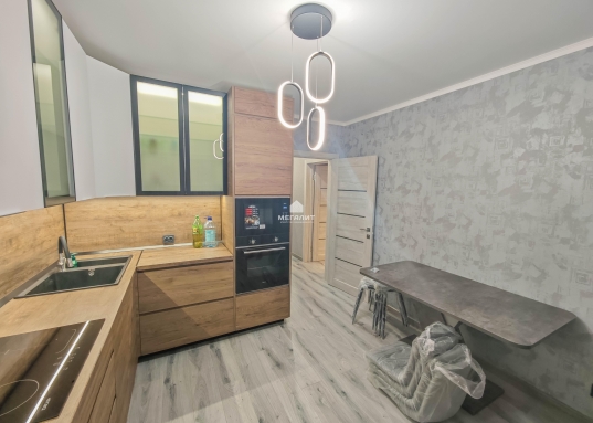 <strong><em>Сдается в аренду 2х комнатная квартира в новом доме, в ЖК "Мой Ритм", Советского района г.Казани, по ул. Петра Полушкина д.4.</em></strong><br /><br />Дом находится рядом с ТЦ "Мега" и Казанским Ипподромом. <br />Площадь - 61,1 кв.м.<br /><br />Квартира светлая уютная, планировки "распашонка".