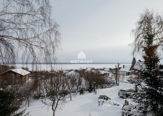 пленит Ваше сердце непередаваемой атмосферой, функциональностью и качеством!<br /><br />Дом построен в 2006 году, есть баня, гараж, теплица, летняя кухня с зоной барбекю, выполнено полное благоустройство участка: брусчатка, большое количество декоративных и плодовых деревьев: сосны, ели, кедры, разнообразие можжевельников и туй, яблони, груши, вишни, 6 сортов винограда и многое другое будут радовать Вас каждое лето!<br /><br /><strong><span style="text-decoration:underline;">О доме:</span></strong><br /><br />Год постройки: 2006<br />Материал стен: кирпич<br />Фундамент: блочный<br />Количество этажей: 2<br />Коммуникации: отопление: индивидуальный газовый котел с насосом, электричество: 15 кВт, 380 Вольт, 3 фазы, вода: артезианская скважина 67 м, система фильтрации<br />Внутренняя отделка: различные сорта древесины - лиственница, сосна, дуб и тд.<br /><br />Комфортная и адаптивная планировка: в текущей вариации 2 спальни на 1ом этаже и 3 спальни на 2ом этаже.