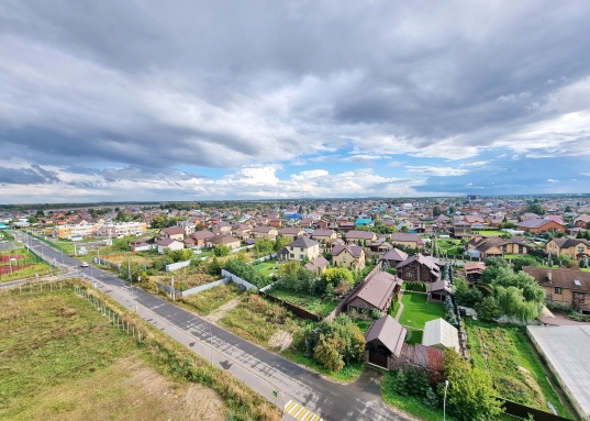 Все новое, включая рулонные шторы и занавески.