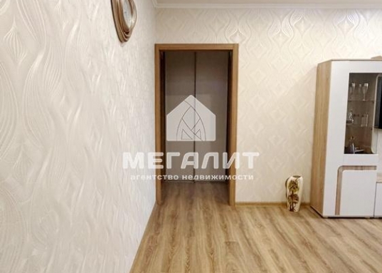 В шаговой доступности остановки общественного транспорта: Ямашева,, Бондаренко, Чистопольская, ТЦ "Тандем"и другие, а так же многочисленные школы, детские сады, магазины, аптеки и все что необходимо для повседневной жизни.