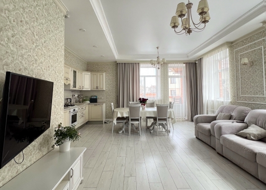 Экологически чистый уголок Казани: поселок окружён лесом, что гарантирует свежий воздух и возможность наслаждаться прогулками на природе круглый год. <br />Шикарное месторасположение:10 минут езды до центра на машине или 10 минут пешком до станции метро "Дубравная!.<br /><br /><strong><em>О доме:</em></strong><br />* Дом 2014 года постройки<br />* На 1 этаже кухня-гостиная 33,2 м2 с выходом на террасу 12 м2, кабинет, просторная прихожая,тамбур, гостевой сан.узел, котельная и банный комплекс;<br />* На 2 этаже мастер-спальня 22,7 м2 с собственной ванной комнатой, 2 спальни по 20 м2 и 13,4 м2, гардеробная, сан.узел с душевой<br />* На цокольном этаже есть небольшой оборудованный подвал 6,2 м2 и кладовая для хранения 14 м2<br />* Централизованные водоснабжение<br />* Канализация септик 2 колодца с переливом по 6 колец<br />* По периметру дома - забор, есть гараж и навес с откатными воротами.<br /><br /><strong><em>Об участке:</em></strong><br /> * Участок правильной формы 6,5 соток<br /> * Забор по всему периметру, откатные ворота<br /> * Перед домом и по периметру - брусчатка<br /> * Зона барбекю с русской печью<br /> * Ухоженный плодоносящий сад: яблони, груши, слива, цветник и т.д.<br /><br /><strong> Удобное местоположение:</strong><br />Всего 10 минут на автомобиле и вы уже в центре города!