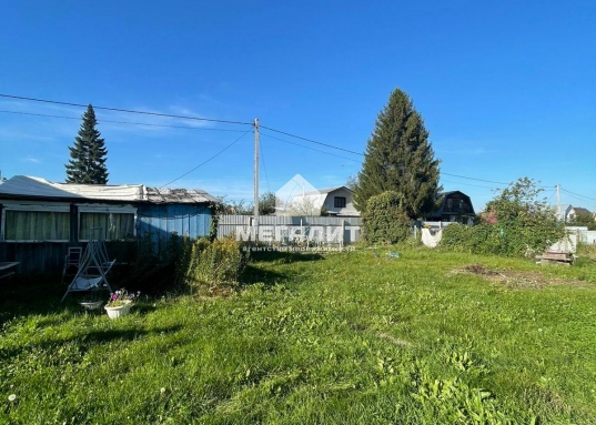 <br />Купить дачу около реки и в окружении соснового леса?<br />Тогда это предложение для вас!<br /><br />Участок и дачный дом в живописном СНТ "Аэропорт" Лаишевского района. <br /><br />Почему стоит обратить внимание именно на этот дом?<br />* Идеальное расположение: Центральная аллея, удобный подъезд прямо от въезда в СНТ.<br />* Уют и комфорт: Небольшой, но очень уютный домик с летней верандой-кухней, где приятно проводить время с семьей и друзьями.<br />* Безупречный участок: Ровный, ухоженный участок правильной формы 6 соток– идеальное место для воплощения ваших ландшафтных идей!<br />* Электричество круглый год, септик (3 кольца), возможность круглогодичного проживания (подъездные пути чистятся зимой).<br />* Соседи: Дружелюбные соседи, проживающие как сезонно, так и круглогодично.<br />* Природа вокруг: Живописное место, рядом Песчаные ковали, СНТ "Весна" СНТ "Полянка" Орловка, Орел, Кордон, Габишево, Волжанка, Бережок, Чистое озеро, сосновый лес – идеальное место для отдыха и прогулок на свежем воздухе.<br />* Голубой залив, р.