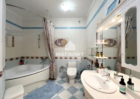 Просторная, наполненная светом гостиная 33,5 кв.м. ,кухня-столовая 16,1 кв.м., 2 изолированные спальни 20,8 и 16,6 кв.м., 2 санузла, 2 просторных балкона, для уютного летнего времяпрепровождения.