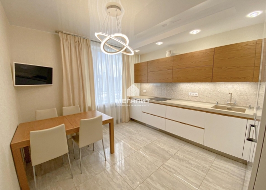 Квартира отличается современной планировкой, предполагающей функциональное зонирование и максимум открытой площади.