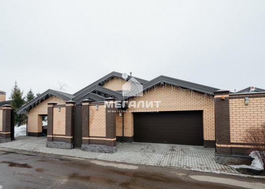 На территории имеется отельное строение- зона летней кухни и барбекю: место для неформальных встреч, семейных обедов и вечеринок, где готовка не помешает общению и приятному времяпровождению.