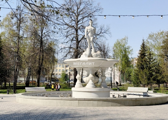 Здесь дети могут безопасно играть на детских площадках, а взрослые наслаждаться спокойной прогулкой по зеленой зоне или провести время с семьей и друзьями на пикнике под деревьями. <br />Предусмотрен подземный паркинг <strong>(в указанную стоимость входит 1 м/место!)</strong>.<br />На 1-ом этаже комплекса расположены нежилые помещения, которые закроют все основные потребности жильцов.<br />Локация комплекса создает комфорт во всем:<br />- прекрасный парк в 5 минутах ходьбы<br />- сразу напротив детский сад<br />- в 2 минутах общеобразовательная школа, татарская гимназия, центр детского творцества<br />- в 2 минутах спортивный комплекс - академия тенниса им. Тарпищева (теннисные корты, фиитнес и тренажерные залы, бассейн).<br /><br />О КВАРТИРЕ:<br />Квартира находится в самой малоэтажной секции и расположена на комфортном 3ем этаже.<br />Кухня 11.15 м2, комнаты 12,18 и 11,38 м2.