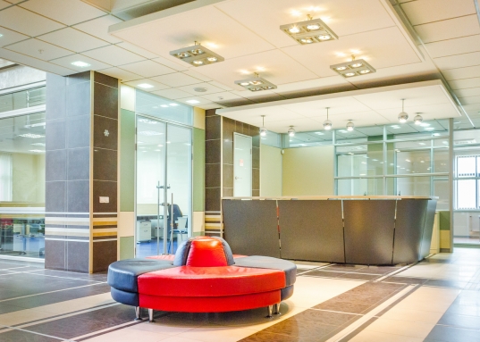 Имеется собственная трансформаторная подстанция с двумя трансформаторами мощностью 1000 кВт каждый, автоматическая телефонная станция «Alcatel», а также серверное оборудование и компьютерная сеть.<br /><br />• Мощная установка централизованной приточно-вытяжной вентиляции с системами рекуперации и фильтрации обеспечивает круглосуточный обмен воздуха в помещениях.<br /><br />• Система кондиционирования всех помещений с поддержкой индивидуального микроклимата.<br /><br />• Для отопления помещений и подготовки горячей воды здание оборудовано собственным тепловым пунктом, подключенным к городским сетям теплоснабжения.<br /><br />• Лифт фирмы KONE грузоподъемностью 630 кг, с пятью посадочными площадками на этажах и в цоколе здания.<br /><br />• Для обеспечения безопасности здание оборудовано системами видеонаблюдения, контроля доступа, охранно-пожарной сигнализацией, системой пожаротушения и дымоудаления.<br /><br /><strong>Данный объект полностью готов к эксплуатации и с нетерпением ждет новых владельцев, чтобы на деле подтвердить свои уникальные преимущества.</strong><br /><br />Стоимость продажи:  980 млн.руб.