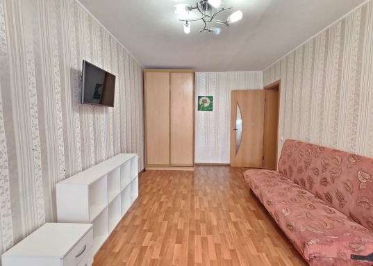 Рядом с домом расположены детские сады: №282, №174, №84, №340 и прямо во дворе детский сад №107, детская городская поликлиника №4, городская детская больница №1, а также различные учреждения культуры, такие как арт-пространство "Фабрика Алафузова" и музыкальный молодежный театр "Лориэн", школа №65, гимназия №2, колледж ККСАИГХ, стоматология, социальный фонд, аптеки.<br /><br />Если вам важно наличие медицинских учреждений поблизости, вам понравится, что поблизости расположены больница №16 и республиканский центр поддержки творчески одаренных детей и молодежи "Созведие - йолдызлык".<br /><br />В шаговой доступности от дома находятся: супермаркет "Пятёрочка", магазин "Красное&Белое", универсам "Верный", Московский рынок, что обеспечит вам комфорт и удобство при покупках.<br /><br />Квартира готова к продаже и уже ждет своего нового хозяина!