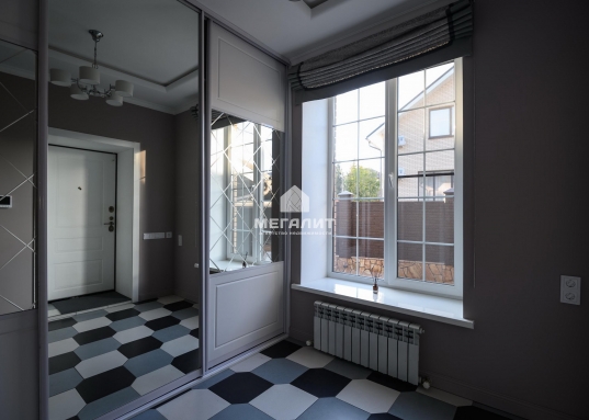 Через дорогу от поселка - гипер-маркет "Лента"<br />* Асфальтированная дорога<br /><br />Соседствует с поселками: Алтан, Восточный, Салмачи, Примавера, Матур, Привольный, Вознесенское.<br /><br />Не упустите возможность стать владельцем этого уникального дома, который сочетает в себе комфорт, стиль и близость к природе.