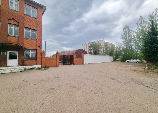 Объект расположен в Приволжском районе по ул. 2-я Гаражная д. 3.<br />Производственное помещение с возможностью использования под теплые склады, площадью 70 кв.м. <br />​​​​​​​Высокие потолки 4 м.<br />Территория базы заасфальтирована.<br />Отопление (зима 80 руб/кв.м.), водоснабжение и канализация – централизованные.<br />Вывоз мусора 12 руб/кв.м.<br />Электричество по счетчику.