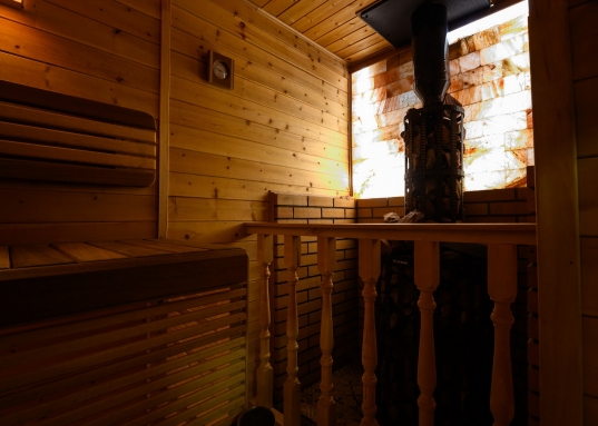 На полу первого этажа - паркетная доска, стены под покраску - в светлых тонах.На кухне - качественный керамогранит.<br />* Три комфортабельные спальни, одна из которых оснащена собственной гардеробной, холл и ванная комната, создающие атмосферу спокойствия и уединения.<br />* Мансарда площадью 50 м² со свободной планировкой, обшитая деревом, идеально подходит для создания кабинета, мастерской или игровой комнаты.<br />* Полноценный цокольный этаж 70 м2 с высотой потолка 3 метра, который можно превратить в великолепный спортзал или развлекательную зону.<br />* Изолированная котельная комната<br /><br /><strong><em>Об участке:</em></strong><br /> * Участок правильной формы 6 соток<br /> * Навес под машину<br /> * Перед домом, в зоне парковки и в зоне банного комплекса выложена брусчатка<br /> * Банный комплекс с сауной из ценных пород деревьев: алтайский кедр, лиственница, африканский абаш, можевельник и ольха.