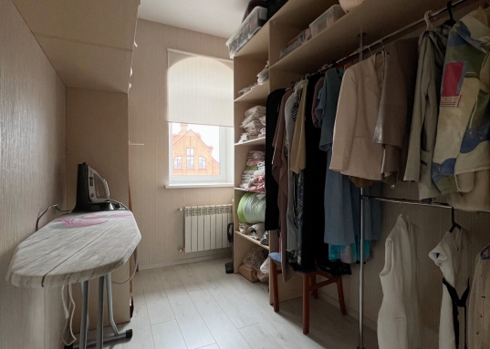 Вам не придется пренебрегать комфортом ради близости к инфраструктуре – в шаговой доступности находятся:<br /><br />- Остановка общественного транспорта<br />- Магазины, школы и детские сады<br />- Гипермаркеты «Лента», «Ашан» и «Перекресток»<br /><br /><strong> Образование на высшем уровне:</strong><br />Всего в 5 минутах езды — элитная гимназия №19, участник проекта «Школы Сколково»,  Школа превосходства Республики Татарстан, партнер международной организации инновационных школ «SWIFT», базовая школа Российской академии наук.<br />Возможности для занятия здоровьем и спортом: школа плавания "Касатка", плавательный бассейн Буревестник, академия тенниса, центр бадминтона, центр гимнастики, строится термальный комплекс "Пляж", фитнес-центры.<br /><br /> <strong>Транспортная доступность:</strong><br />В 15 минутах пешком – станция метро Дубравная, что значительно облегчает передвижение по городу.<br />В 250 метрах от участка остановки общественного транспорта, из поселка несколько выездов: на улицу Дубравная, улицу Кул Гали и улицу Габишева, откуда можно добраться в любую точку города.<br /><br />Не упустите свой шанс!