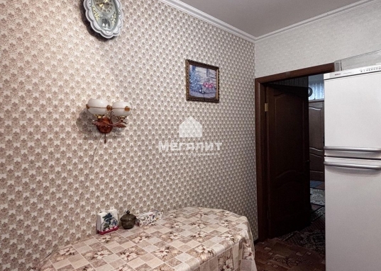 Дом расположен напротив ТЦ Мега и в 10 минутах езды от центра города, ТЦ «Кольцо» на Баумана.