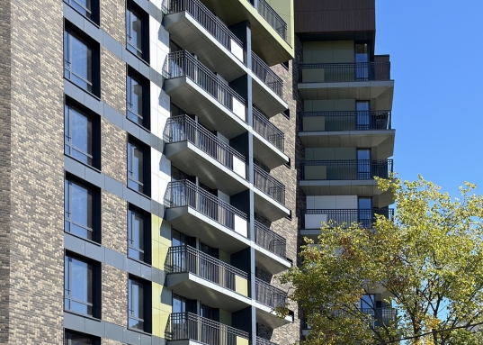 Прекрасная возможность купить квартиру по самой выгодной цене!​​​​​​​<br /><br /><strong>Вашему вниманию представлена просторная 2-евро квартира площадью 55,01 м2 в ЖК "Жилой дом на Хади Атласи" (Вахитовский район Казани).</strong><br /><br />Жилой комплекс бизнес класса от застройщика "Суварстроит" <strong>вводится в эксплуатацию в ноябре 2025 года. </strong><br />Квартира сдается с<strong> черновой отделкой</strong> для удобства воплощения Ваших дизайнерских задумок.