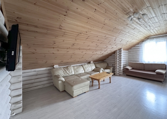 Высокий спрос на дома как для собственного проживания, так и для сдачи в аренду (готовый арендный бизнес) в этой части поселка.<br /><br />Рядом поселки: Победилово, Мирный.