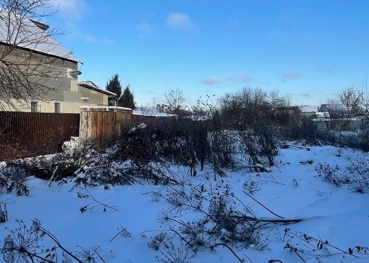 Кадышево, г. Казань, по адресу ул. Татарстан, 8А</strong>. <br /><br /><strong>Главное преимущество этого участка – полная готовность к строительству:</strong><br />• <strong>Асфальтированная дорога</strong> прямо до участка – забудьте о грязи и разбитых дорогах, комфортный подъезд в любую погоду.<br />• <strong>Электричество</strong> – подключение без проблем.<br />• <strong>Газ</strong> – возможность подведения к дому для отопления и бытовых нужд.<br />• <strong>Центральное водоснабжение</strong> – чистая вода всегда доступна.<br /><strong>ВОЗМОЖНО ПРИОБРЕТЕНИЕ ЕЩЕ 2х СОТОК У СОСЕДЕЙ!</strong><br /><br /><strong>Особенности участка:</strong><br />• <strong>Кадастровый номер:</strong> 16:50320114:23.