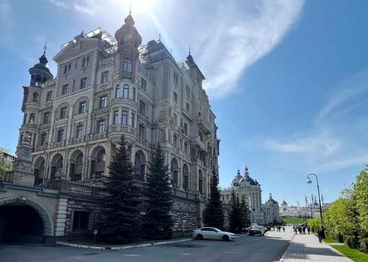 Архитектурным кружевом фасадов можно любоваться бесконечно и из окон квартиры, и гуляя по живописному двору «Дворцовой набережной».