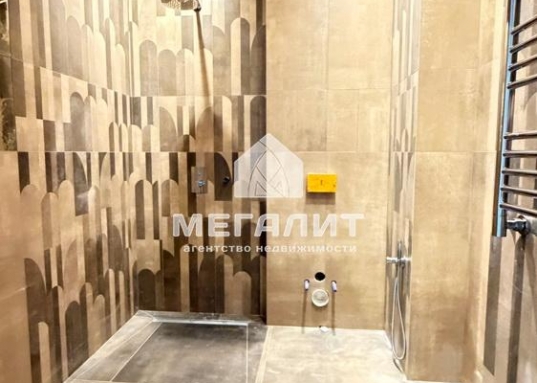 Грамотное зонирование пространства , встроенная многофункциональная кухня с хранением и витринами, остров; гостевая спальня; два санузла, большая прихожая.