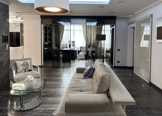 Прямой вид на Кремль!<br /><br />Пентхаус 326,5 м2 + терраса (зимний сад и открытая терраса под навесом) 38 м2 + 3 балкона.<br />Квартира представлена 3 спальнями, кухней, гостиной, кинозалом с профессиональной шумоизоляцией, зимним садом, хамамом, 3-мя санузлами, гардеробными.