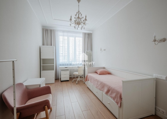 Здесь есть где прогуляться, заняться спортом, поиграть с детьми или домашними питомцами. <br /><br />Благоустроенный двор: новое асфальтовое покрытие, большое количество парковочных мест, обновленная детская игровая площадка.<br /><br /><span style="text-decoration:underline;">О ДОКУМЕНТАХ:</span><br />Квартира юридически проверена: первые и единственные владельцы, без детских долей, залогов и обременений!