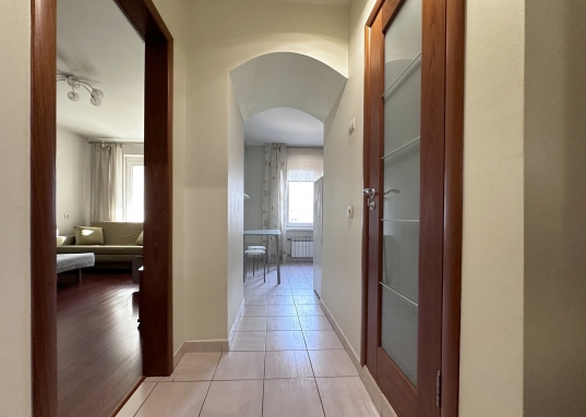 квартиру в центре Ново-Савиновского района по <strong>ул. Чистопольская, д. 45</strong>!<br /><br />Теплый комфортный 5-этажный <strong>дом всего на 39 квартир</strong>! <br /><br />Квартира общей площадью <strong>36,9 м2 (с учетом лоджии)</strong> расположена <strong>на 3 этаже</strong>, в середине дома (не угловая, не торцевая).<br /><strong>Комната 17,3 м2, кухня 8,1 м2.</strong> Просторная остекленная лоджия.