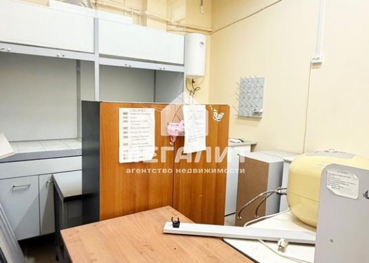 Доступные помещения на 2 этаже : 72 кв.м., 35,1 кв.м., 20,1 кв.м. Стоимость аренды за 1 кв.м. площади 400 руб/месяц

В помещении 72 кв.м. есть мокрая точка  и принудительная вентиляция (ранее использовалось под лабораторию) 
  
Рядом находятся: Арбузова, Халитова, Губкина, Зур Урам, проспект Мира.