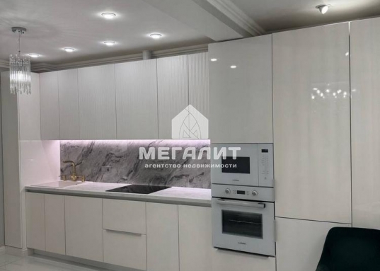 Квартира общей площадью 98 кв.м. расположена на 15 этаже 18-этажного кирпичного дома.