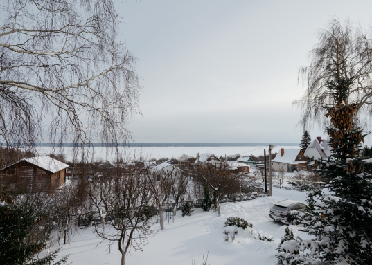 пленит Ваше сердце непередаваемой атмосферой, функциональностью и качеством!<br /><br />Дом построен в 2006 году, есть баня, гараж, теплица, летняя кухня с зоной барбекю, выполнено полное благоустройство участка: брусчатка, большое количество декоративных и плодовых деревьев: сосны, ели, кедры, разнообразие можжевельников и туй, яблони, груши, вишни, 6 сортов винограда и многое другое будут радовать Вас каждое лето!<br /><br /><strong><span style="text-decoration:underline;">О доме:</span></strong><br /><br />Год постройки: 2006<br />Материал стен: кирпич<br />Фундамент: блочный<br />Количество этажей: 2<br />Коммуникации: отопление: индивидуальный газовый котел с насосом, электричество: 15 кВт, 380 Вольт, 3 фазы, вода: артезианская скважина 67 м, система фильтрации<br />Внутренняя отделка: различные сорта древесины - лиственница, сосна, дуб и тд.<br /><br />Комфортная и адаптивная планировка: в текущей вариации 2 спальни на 1ом этаже и 3 спальни на 2ом этаже.
