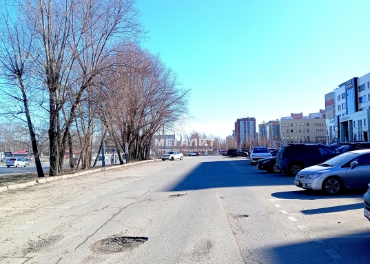 Удачная локация помещения,  большой пешеходным и автомобильный трафик.