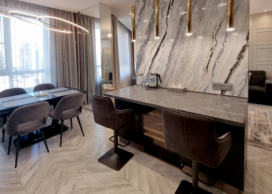 Установлены детская и спортивная площадка, большая зона озеленения и зона отдыха.