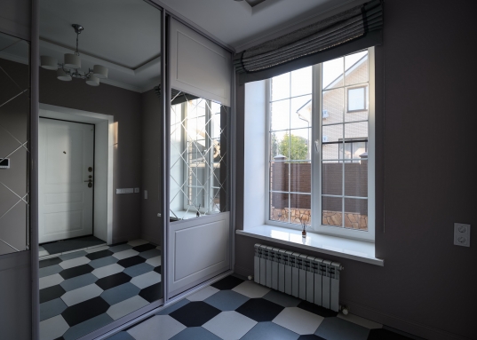 Через дорогу от поселка - гипер-маркет "Лента"<br />* Асфальтированная дорога<br /><br />Соседствует с поселками: Алтан, Восточный, Салмачи, Примавера, Матур, Привольный, Вознесенское.<br /><br />Не упустите возможность стать владельцем этого уникального дома, который сочетает в себе комфорт, стиль и близость к природе.