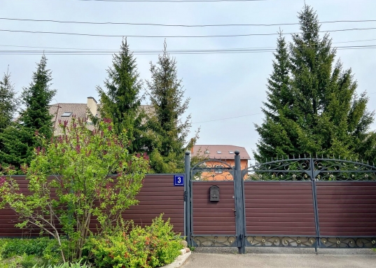 Вам не придется пренебрегать комфортом ради близости к инфраструктуре – в шаговой доступности находятся:<br /><br />- Остановка общественного транспорта<br />- Магазины, школы и детские сады<br />- Гипермаркеты «Лента», «Ашан» и «Перекресток»<br /><br /><strong> Образование на высшем уровне:</strong><br />Всего в 5 минутах езды — элитная гимназия №19, участник проекта «Школы Сколково»,  Школа превосходства Республики Татарстан, партнер международной организации инновационных школ «SWIFT», базовая школа Российской академии наук.<br />Возможности для занятия здоровьем и спортом: школа плавания "Касатка", плавательный бассейн Буревестник, академия тенниса, центр бадминтона, центр гимнастики, строится термальный комплекс "Пляж", фитнес-центры.<br /><br /> <strong>Транспортная доступность:</strong><br />В 15 минутах пешком – станция метро Дубравная, что значительно облегчает передвижение по городу.<br />В 250 метрах от участка остановки общественного транспорта, из поселка несколько выездов: на улицу Дубравная, улицу Кул Гали и улицу Габишева, откуда можно добраться в любую точку города.<br /><br />Этот участок – отличное место для жизни и реализации ваших архитектурных фантазий!<br />Здесь вы сможете построить дом вашей мечты, наслаждаться жизнью в окружении дружелюбных соседей.<br /><br />Не упустите свой шанс!