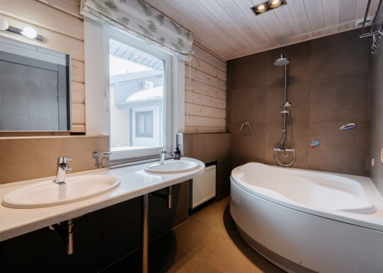 Роскошный дом площадью 536,5 кв. расположен на 2 линии от берега Волги, выполнен из высококачественного бруса, полностью оснащен всеми необходимыми инженерными системами и коммуникациями.