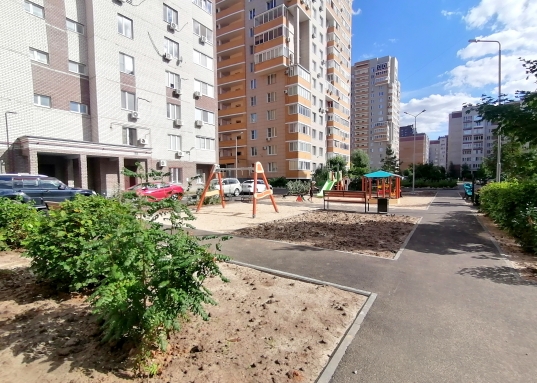 Чистая аккуратная квартира удобной планировки: просторная кухня 15,5кв. м., в гостиной 25кв. выделена зона для досуга детей, либо можно использовать под кабинет, две спальни с балконами, предусмотрена вместительная гардеробная, окна выходят во двор.