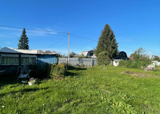 <br />Купить дачу около реки и в окружении соснового леса?<br />Тогда это предложение для вас!<br /><br />Участок и дачный дом в живописном СНТ "Аэропорт" Лаишевского района. <br /><br />Почему стоит обратить внимание именно на этот дом?<br />* Идеальное расположение: Центральная аллея, удобный подъезд прямо от въезда в СНТ.<br />* Уют и комфорт: Небольшой, но очень уютный домик с летней верандой-кухней, где приятно проводить время с семьей и друзьями.<br />* Безупречный участок: Ровный, ухоженный участок правильной формы 6 соток– идеальное место для воплощения ваших ландшафтных идей!<br />* Электричество круглый год, септик (3 кольца), возможность круглогодичного проживания (подъездные пути чистятся зимой).<br />* Соседи: Дружелюбные соседи, проживающие как сезонно, так и круглогодично.<br />* Природа вокруг: Живописное место, рядом Песчаные ковали, СНТ "Весна" СНТ "Полянка" Орловка, Орел, Кордон, Габишево, Волжанка, Бережок, Чистое озеро, сосновый лес – идеальное место для отдыха и прогулок на свежем воздухе.<br />* Голубой залив, р.