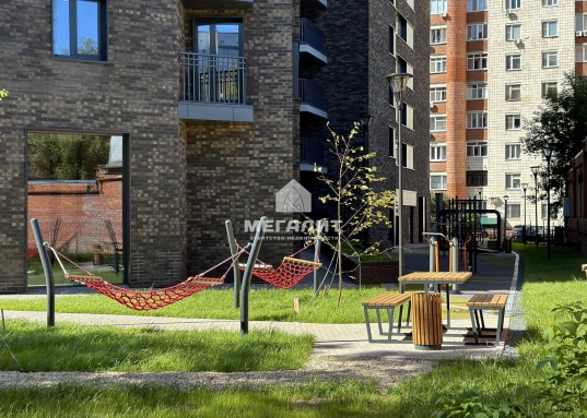 Просторная <strong>гардеробная комната</strong> при входе.