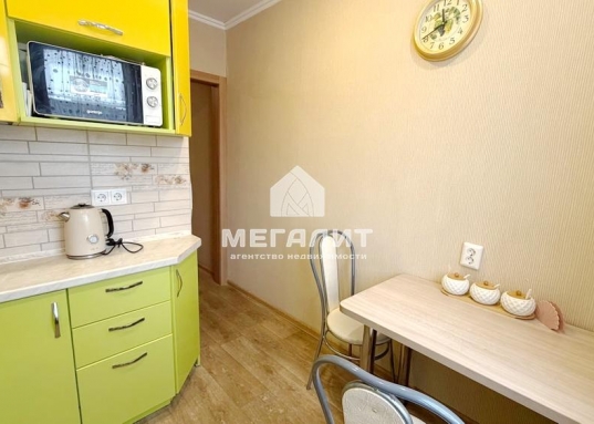 Санузел совмещен в современном кафеле.