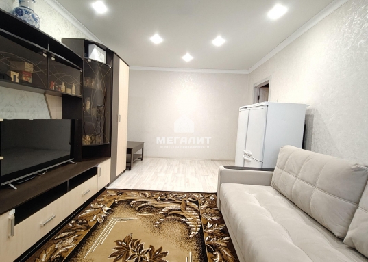 Квартира просторная, светлая, сделан современный ремонт, застекленная лоджия, установлен кондиционер.