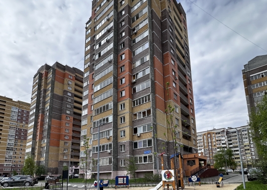 Предлагается к продаже просторная светлая однокомнатная квартира общей площадью 50 м², расположенная на улице Ак.