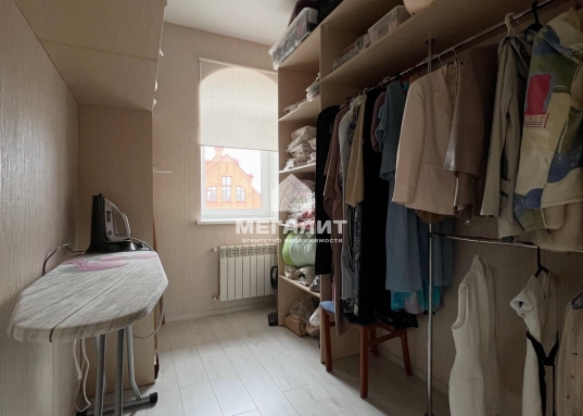 Вам не придется пренебрегать комфортом ради близости к инфраструктуре – в шаговой доступности находятся:<br /><br />- Остановка общественного транспорта<br />- Магазины, школы и детские сады<br />- Гипермаркеты «Лента», «Ашан» и «Перекресток»<br /><br /><strong> Образование на высшем уровне:</strong><br />Всего в 5 минутах езды — элитная гимназия №19, участник проекта «Школы Сколково»,  Школа превосходства Республики Татарстан, партнер международной организации инновационных школ «SWIFT», базовая школа Российской академии наук.<br />Возможности для занятия здоровьем и спортом: школа плавания "Касатка", плавательный бассейн Буревестник, академия тенниса, центр бадминтона, центр гимнастики, строится термальный комплекс "Пляж", фитнес-центры.<br /><br /> <strong>Транспортная доступность:</strong><br />В 15 минутах пешком – станция метро Дубравная, что значительно облегчает передвижение по городу.<br />В 250 метрах от участка остановки общественного транспорта, из поселка несколько выездов: на улицу Дубравная, улицу Кул Гали и улицу Габишева, откуда можно добраться в любую точку города.<br /><br />Не упустите свой шанс!