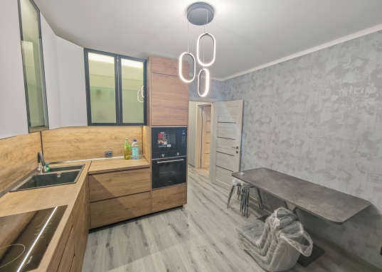 <strong><em>Сдается в аренду 2х комнатная квартира в новом доме, в ЖК "Мой Ритм", Советского района г.Казани, по ул. Петра Полушкина д.4.</em></strong><br /><br />Дом находится рядом с ТЦ "Мега" и Казанским Ипподромом. <br />Площадь - 61,1 кв.м.<br /><br />Квартира светлая уютная, планировки "распашонка".